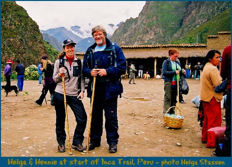 Hennie and Helga hiking in Peru