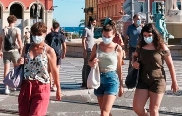 People wearing masks in Public places People wearing masks in Public places