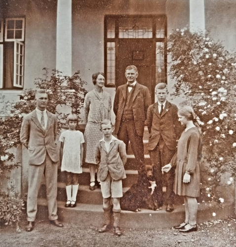 Thomas Dunbar Moodie with his wife and children Thomas Dunbar Moodie with his wife and children