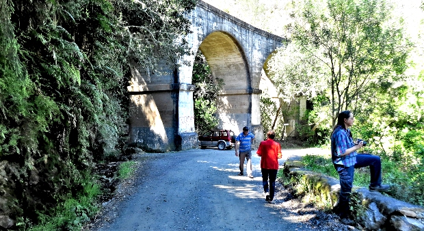 Photo stop at the train culvert crossing above Montagu Pass. Photo stop at the train culvert crossing above Montagu Pass.
